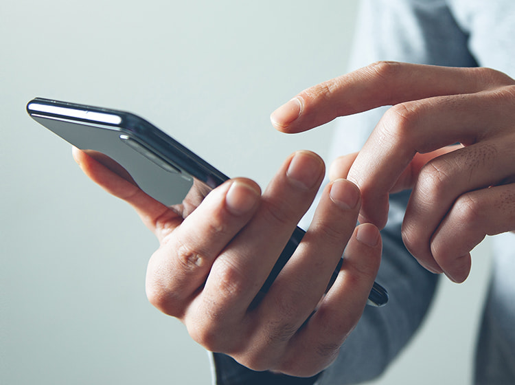 破損したスマートフォンイメージ