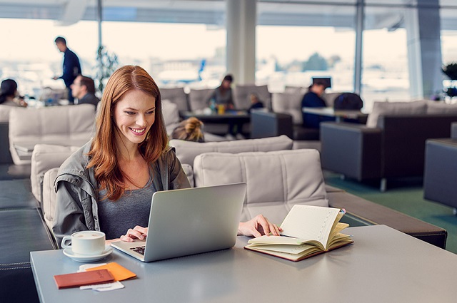 ゴールドカードの空港ラウンジサービスは何ができる？特典内容や使い方を解説