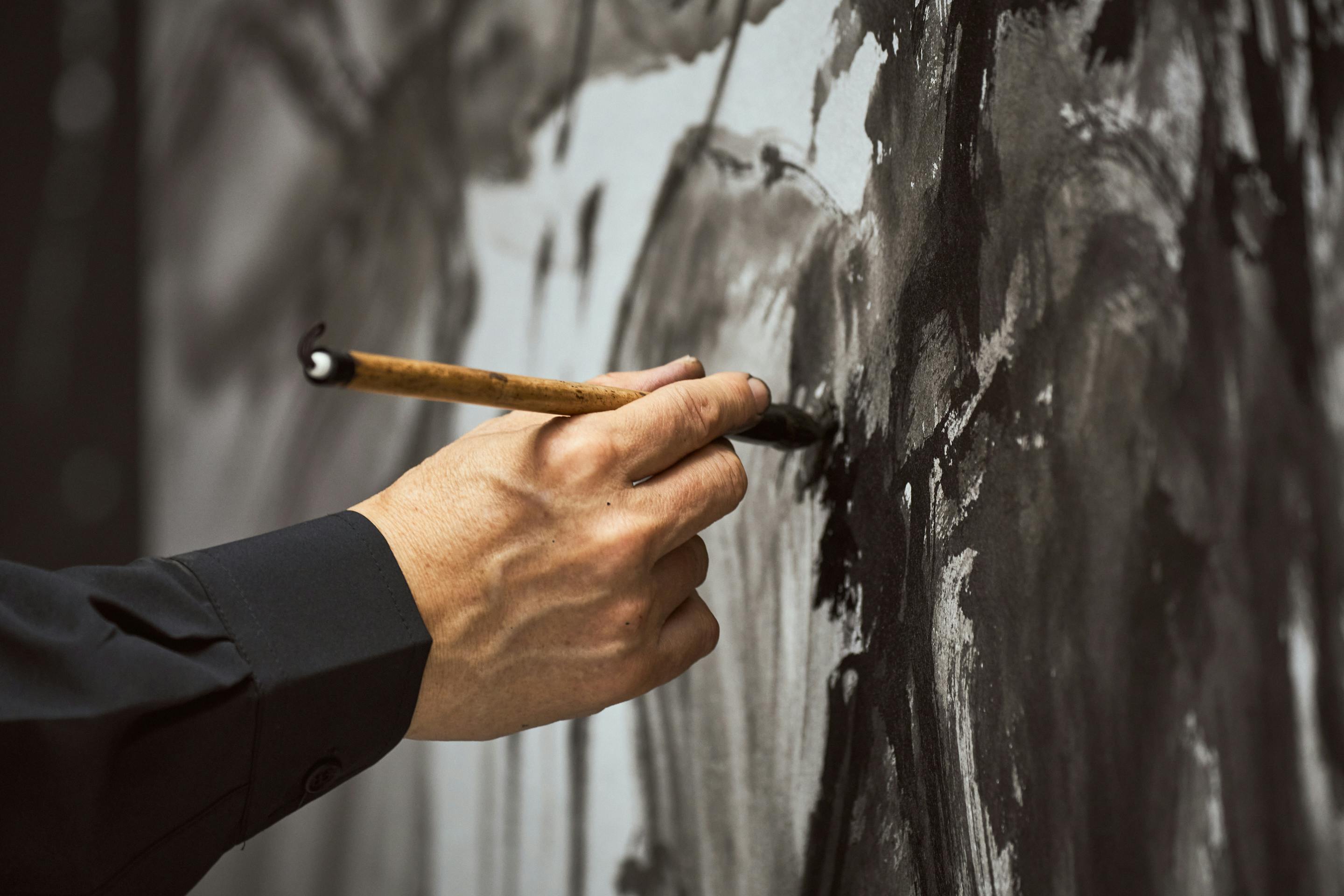 線を重ねて水墨画を描いていく様子