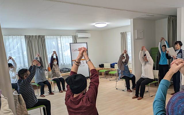 集会所にてシルバーリハビリ体操を実施している様子